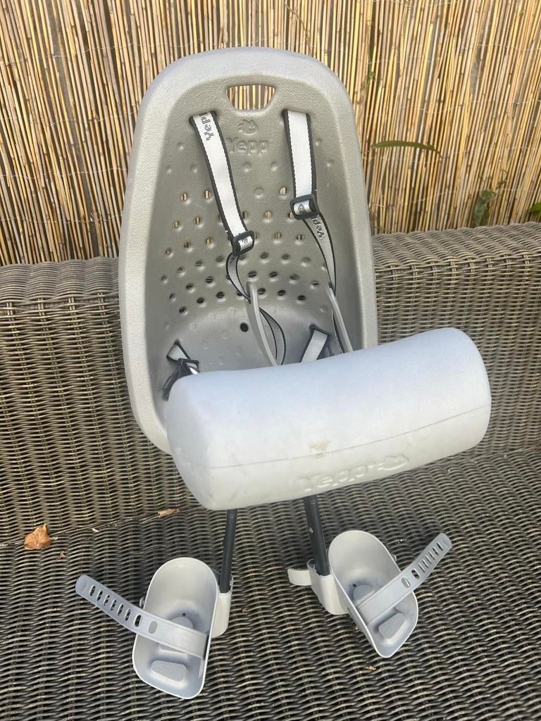 Yepp fietsstoel voor met slaaprol, Fietsen en Brommers, Fietsaccessoires | Fietsstoeltjes, Gebruikt, Voorzitje, 0 t/m 13 kg, Voetsteuntjes