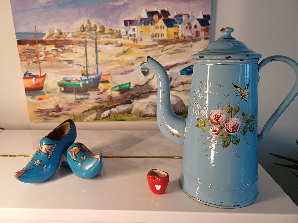 Blauwe Franse koffiepot met dik opgelegde roosjes/ vlinder, Ophalen of Verzenden