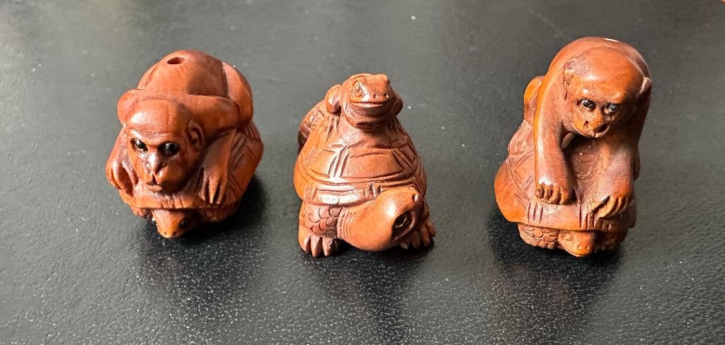 Ojimes in buxushout van schildpad met aap en kikker, Antiek en Kunst, Ophalen of Verzenden