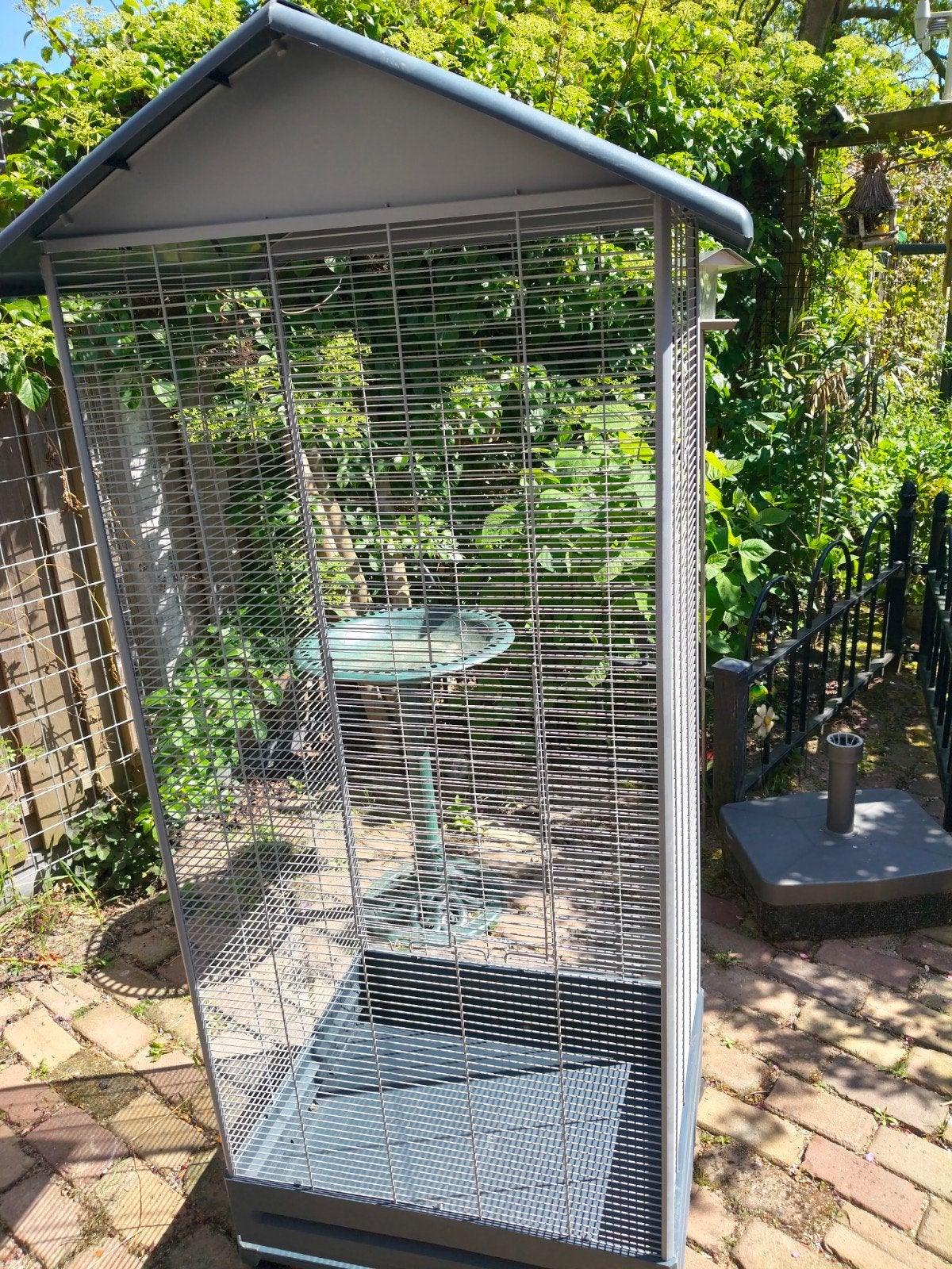 Te koop vogelkooi op wieltjes.l, Ophalen, Zo goed als nieuw, Metaal, Vogelkooi