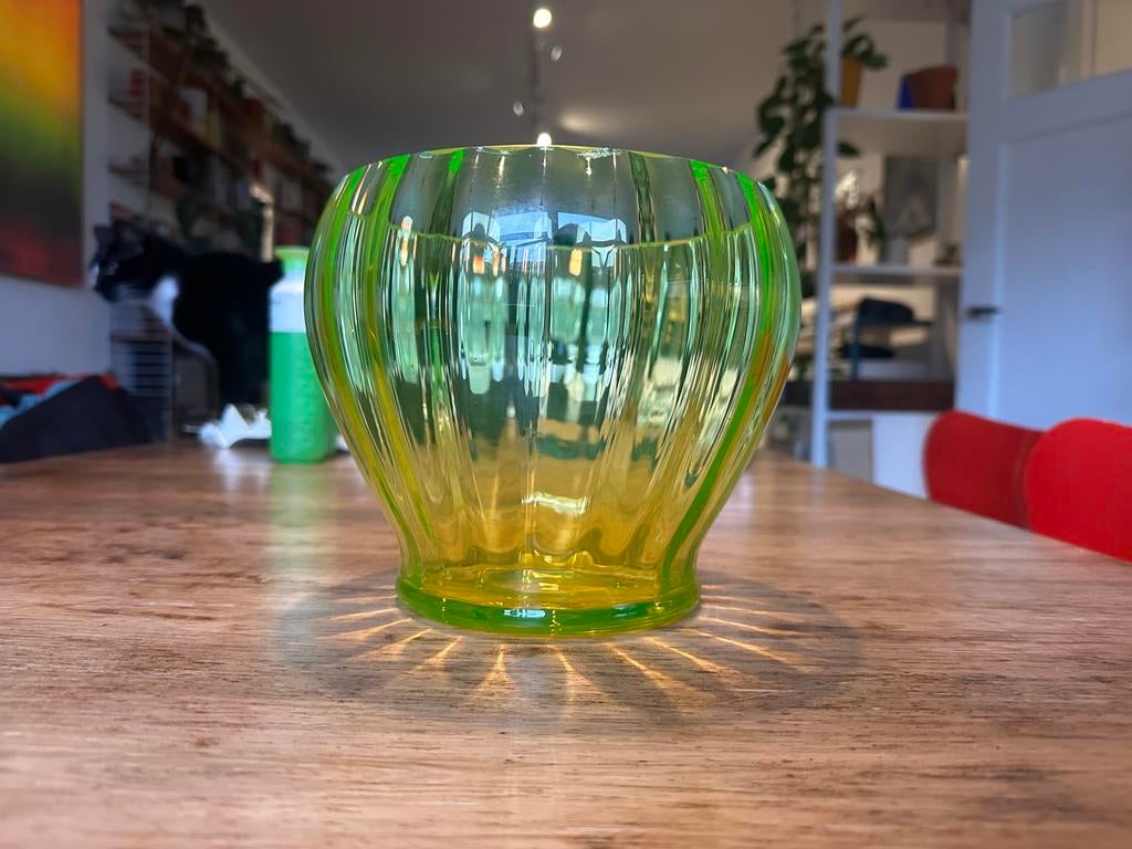Uraniumglas Annagroen vaas 20cm, Antiek en Kunst, Ophalen of Verzenden