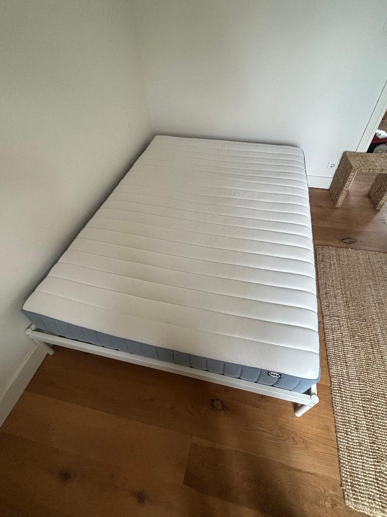 IKEA bed 140 cm breed, Huis en Inrichting, Slaapkamer | Bedden, Ophalen, Gebruikt, Wit, Tweepersoons