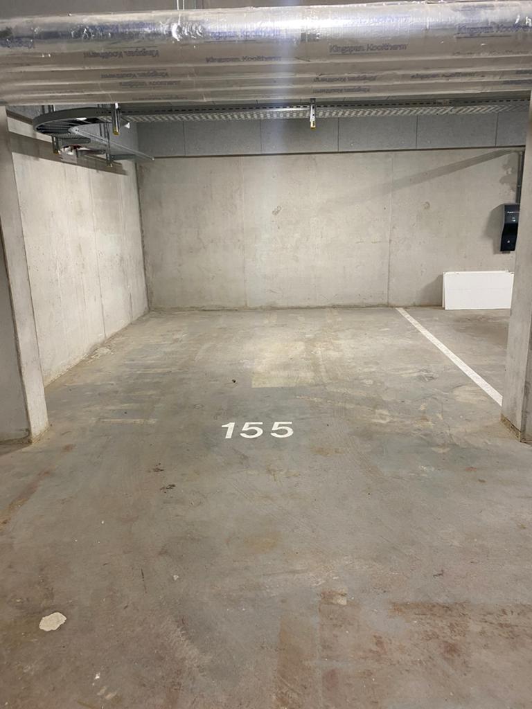 Zeer ruime parkeerplaats Amsterdam Noord Ceramiquelaan, Huizen en Kamers, Garages en Parkeerplaatsen, Amsterdam
