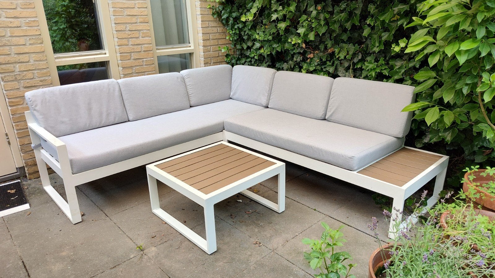 Moderne loungeset wit met lichtgrijze kussens, Tuin en Terras, Tuinsets en Loungesets, Ophalen, Aluminium, Eettafel