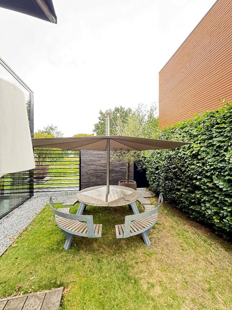 Extremis Gargantua tuintafel picknicktafel + Inumbra parasol, Waterstad 23, Staal, Rond, Zo goed als nieuw