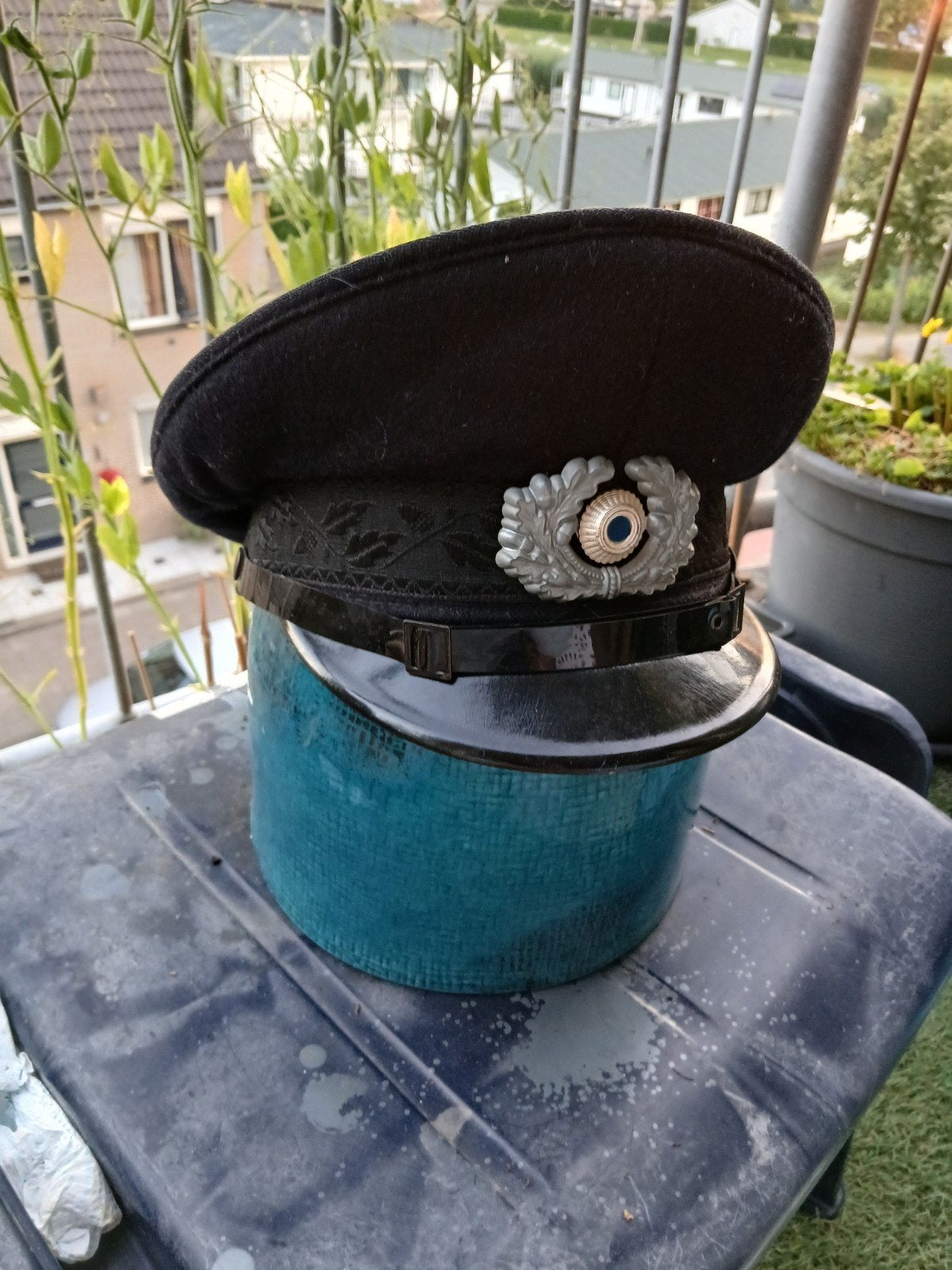 2 x pet brandweer, Verzamelen, Militaria | Algemeen, Ophalen of Verzenden, Landmacht, Nederland, Kleding of Schoenen