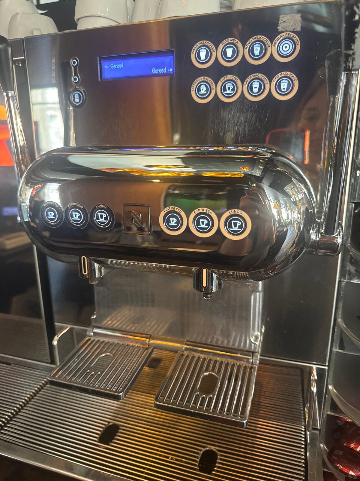 Nespresso Aguila koffiemachine - 3 jaar oud, perfecte staat, Ophalen, Koffiepads en cups, 10 kopjes of meer, Koffiemachine