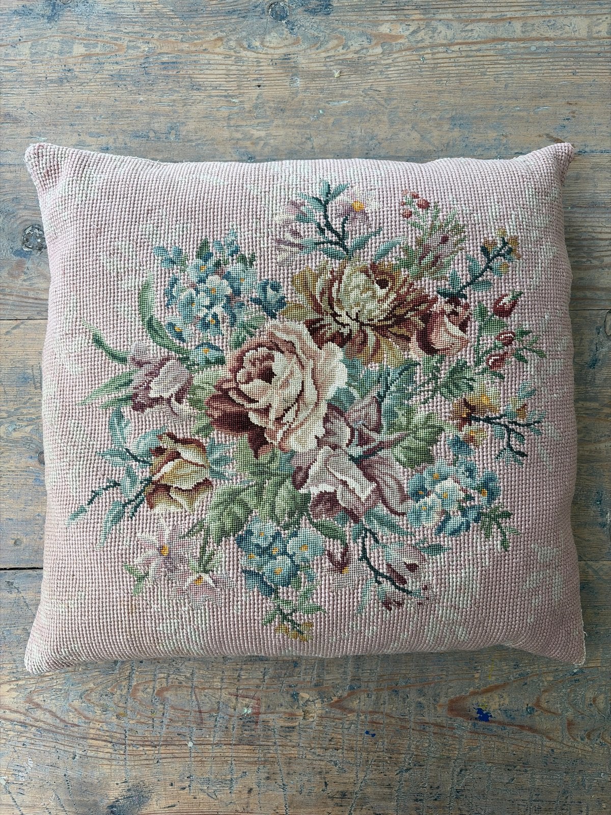 Oud Geborduurd Kussen, Huis en Inrichting, Woonaccessoires | Kussens, Gebruikt, Meerkleurig, Vierkant, Ophalen of Verzenden