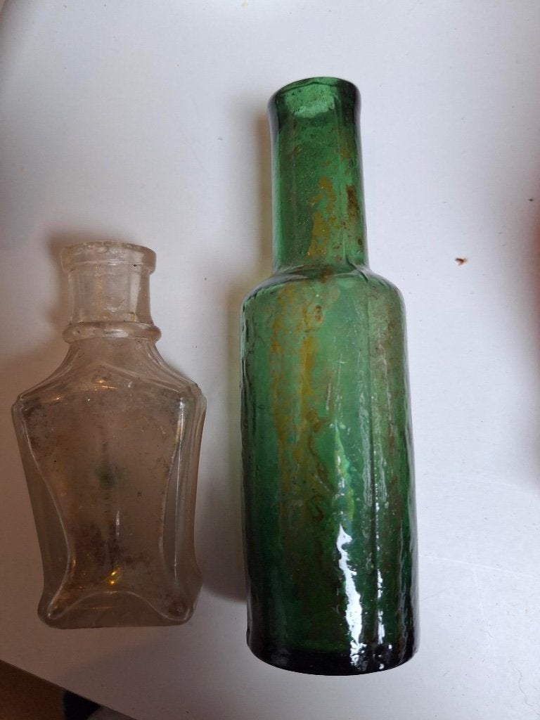 Oude flesjes glas 50 jaar geleden al gevonden Voorne Putten, Ophalen