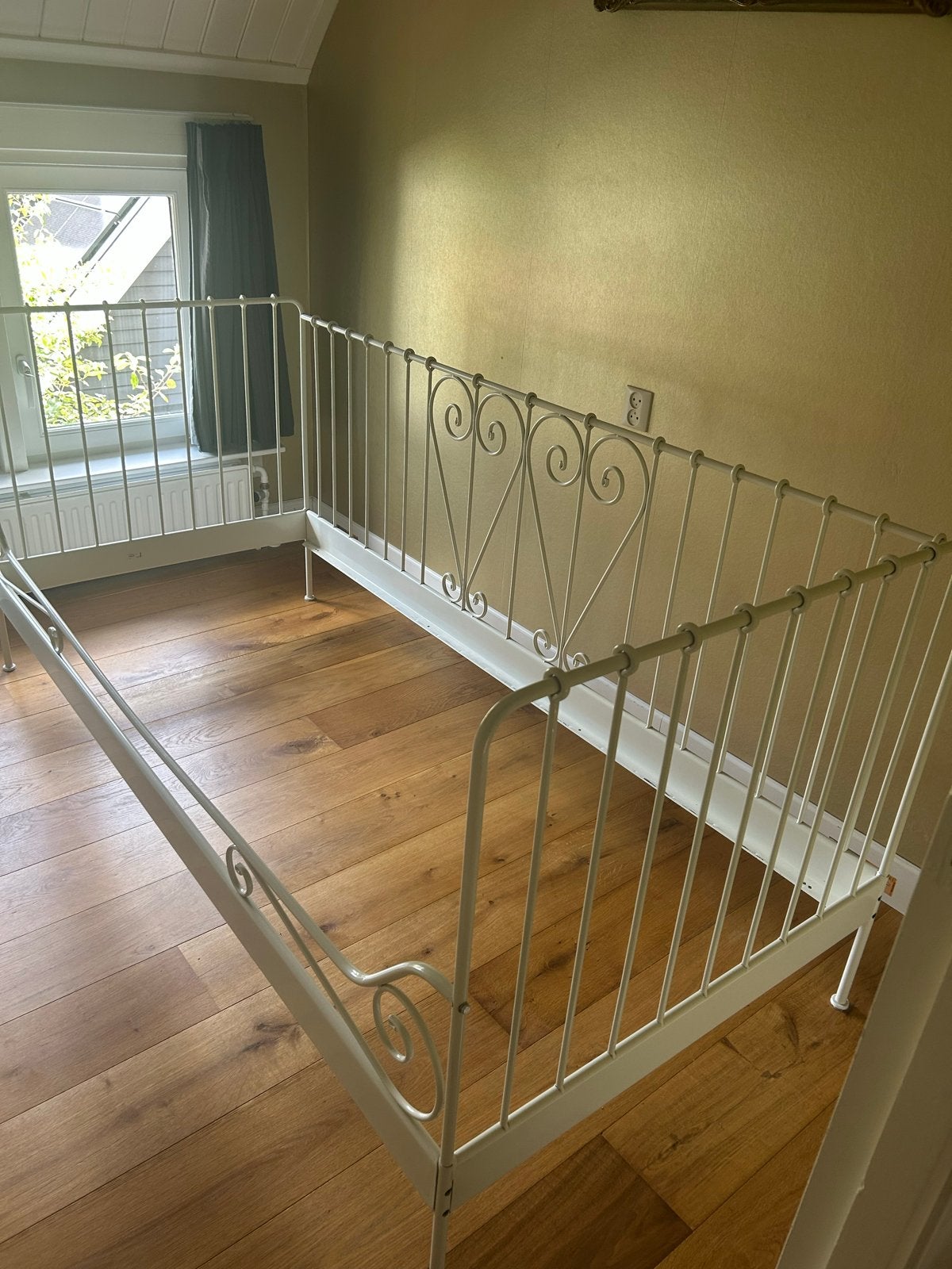 Meldal ikea Wit metalen bedframe met lattenbodem, Huis en Inrichting, Slaapkamer | Bedden, Ophalen, Gebruikt, 90 cm, Eenpersoons