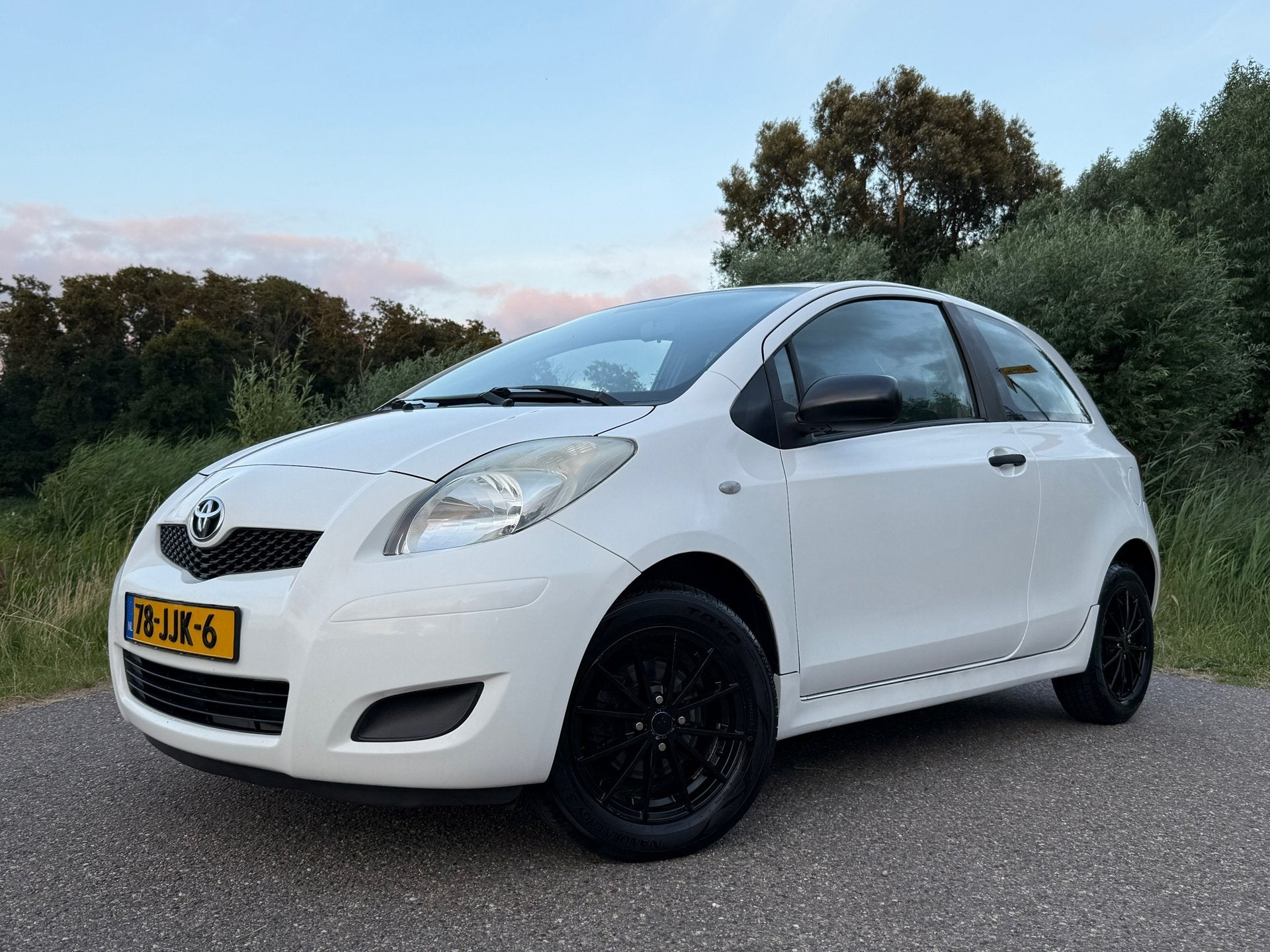 Toyota Yaris 1.0 VVTi Black & White Edition | 14" Velgen | O, Voorwielaandrijving, Stof, 965 kg, Wit