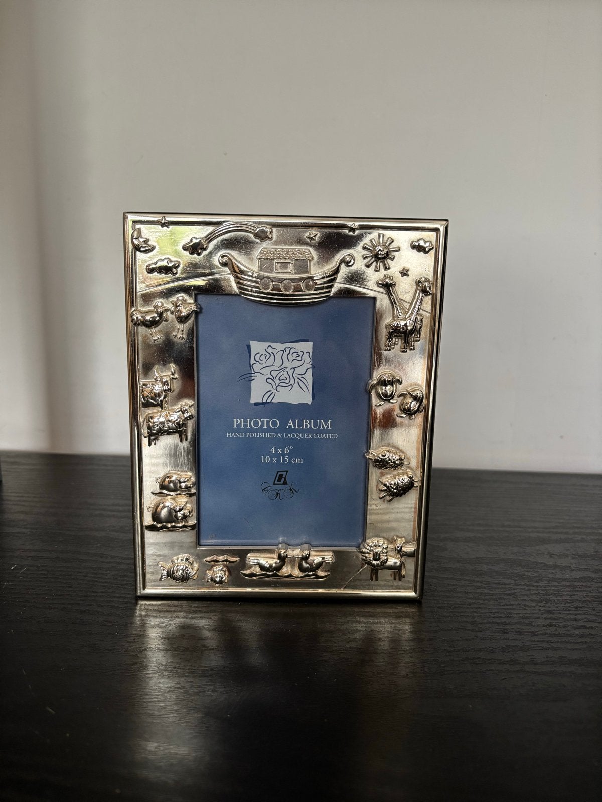 Zilverkleurig fotoalbum met dierenreliëf - 10x15 cm, Audio, Tv en Foto, Ophalen of Verzenden, Zo goed als nieuw, Met insteekhoezen