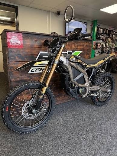 Surron ultra bee hp 2025 met 21" excel voorwiel, Fietsen en Brommers, Brommers | Derbi, Ophalen, Zo goed als nieuw