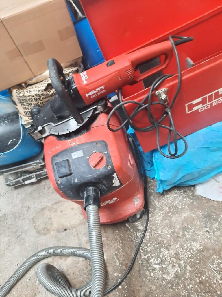 Hilti betonzaag incl hilti stofzuiger, Doe-het-zelf en Verbouw, Gereedschap | Zaagmachines, Ophalen, Zo goed als nieuw, Afkortzaag