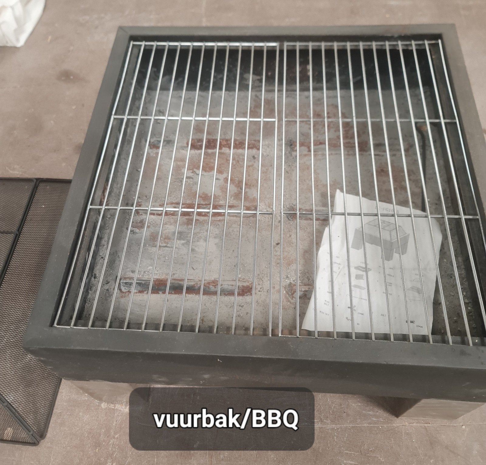 BBQ. Houtskoolbarbeceu. Met vuurkorf/bak, Ophalen, Zo goed als nieuw