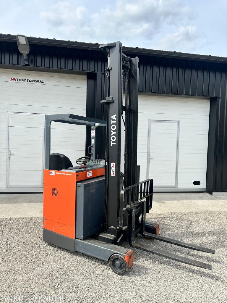 TE KOOP: zeer nette TOYOTA KOMPACTOR 12 heftruck, Zakelijke goederen, Machines en Bouw | Heftrucks en Intern transport, Reachtruck