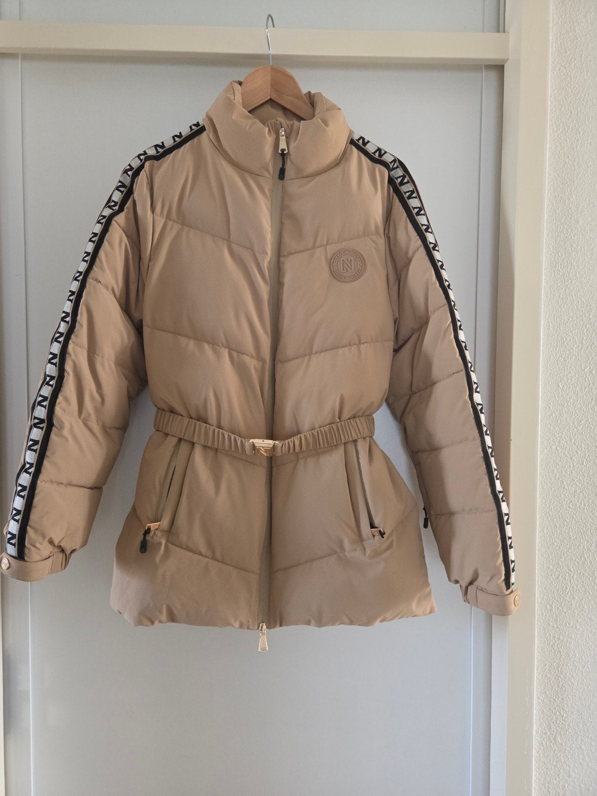 Nikkie Nikkie Puffer Jas Maat 38/40 (M), Kleding | Dames, Maat 38/40 (M), Beige, Ophalen of Verzenden, Zo goed als nieuw