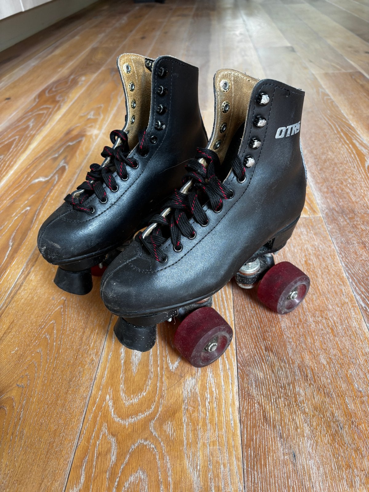 OTRS Roller Skates - Zwart met rode wielen mt 35, Kinderen en Baby's, Speelgoed | Buiten | Rolschaatsen, Ophalen, Gebruikt, Kinderen