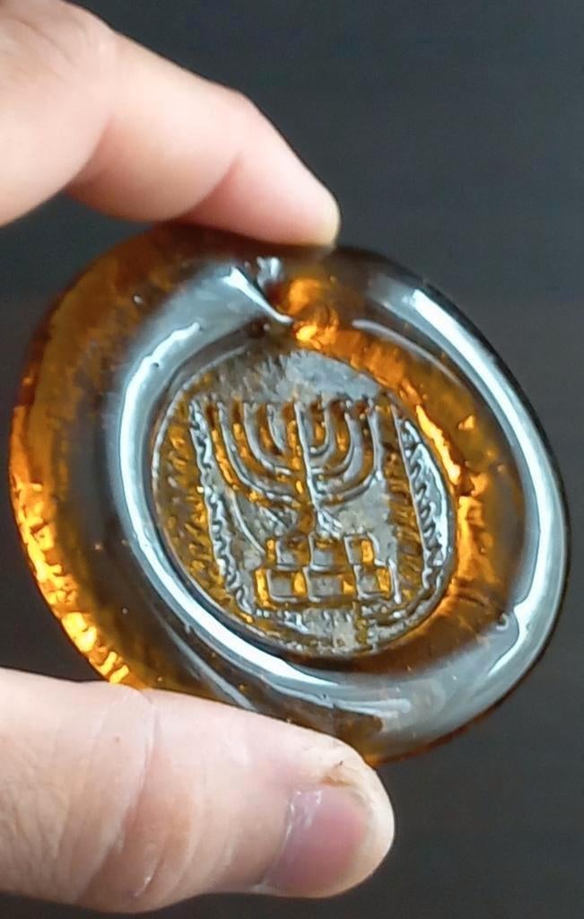 Ancient Judaean glass counter with a menorah,Diep ambergeel, Ophalen of Verzenden
