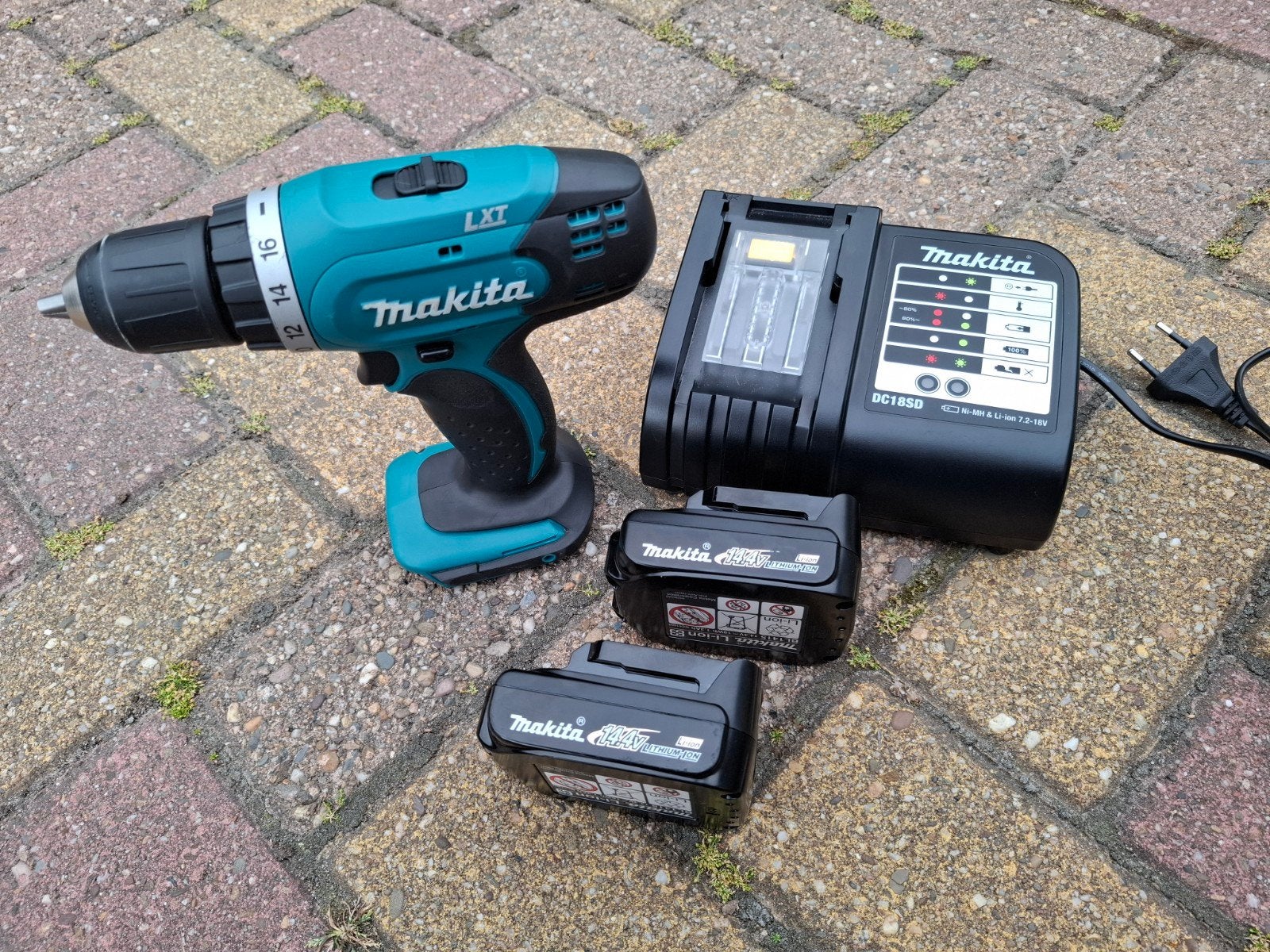 Makita DDF343 Accuboormachine met lader en 2 accu's, Doe-het-zelf en Verbouw, Gereedschap | Boormachines, Gebruikt, Variabele snelheid