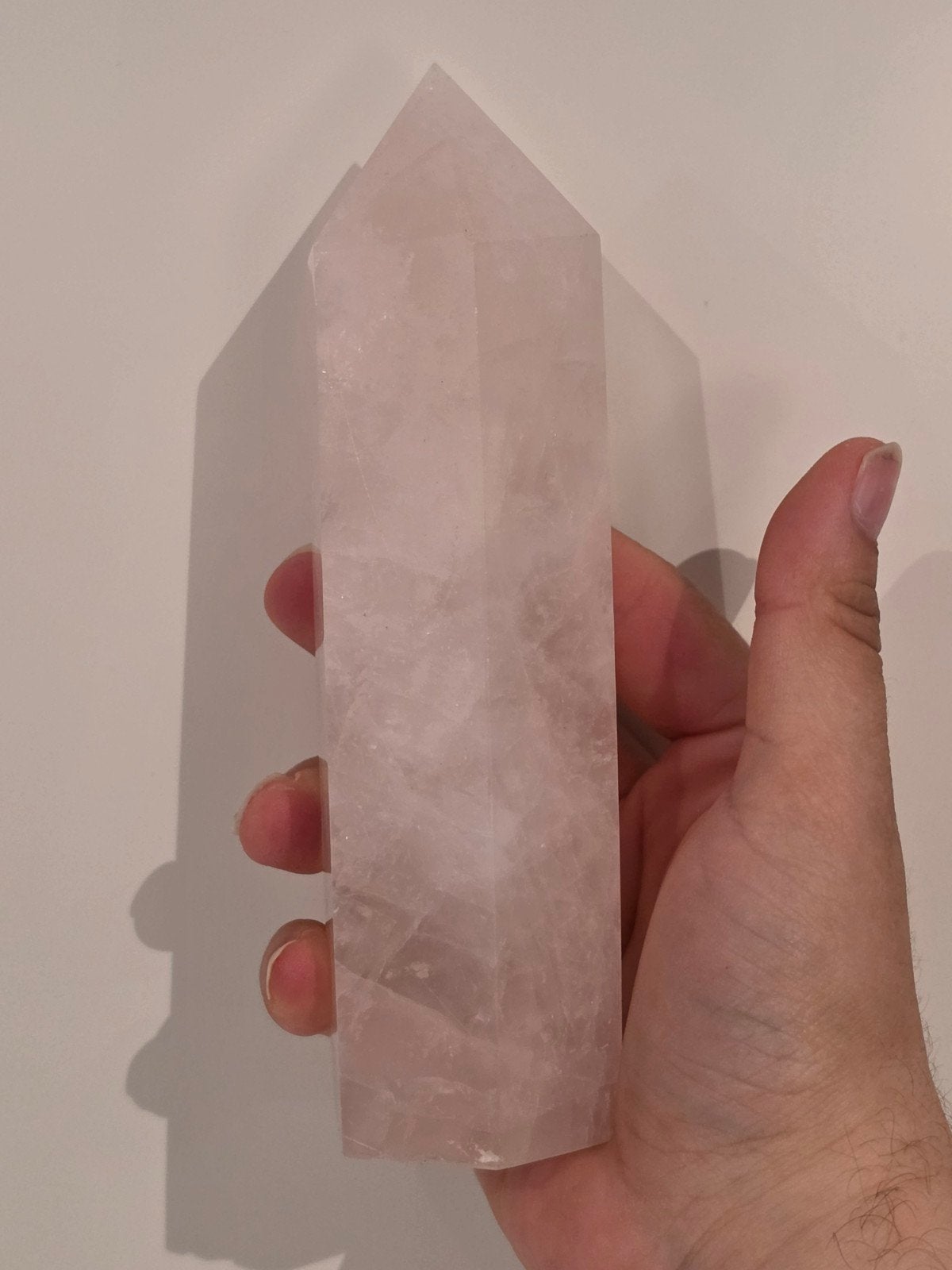 Grote Rozenkwarts Obelisk - 556.5 gram, Verzenden, Mineraal