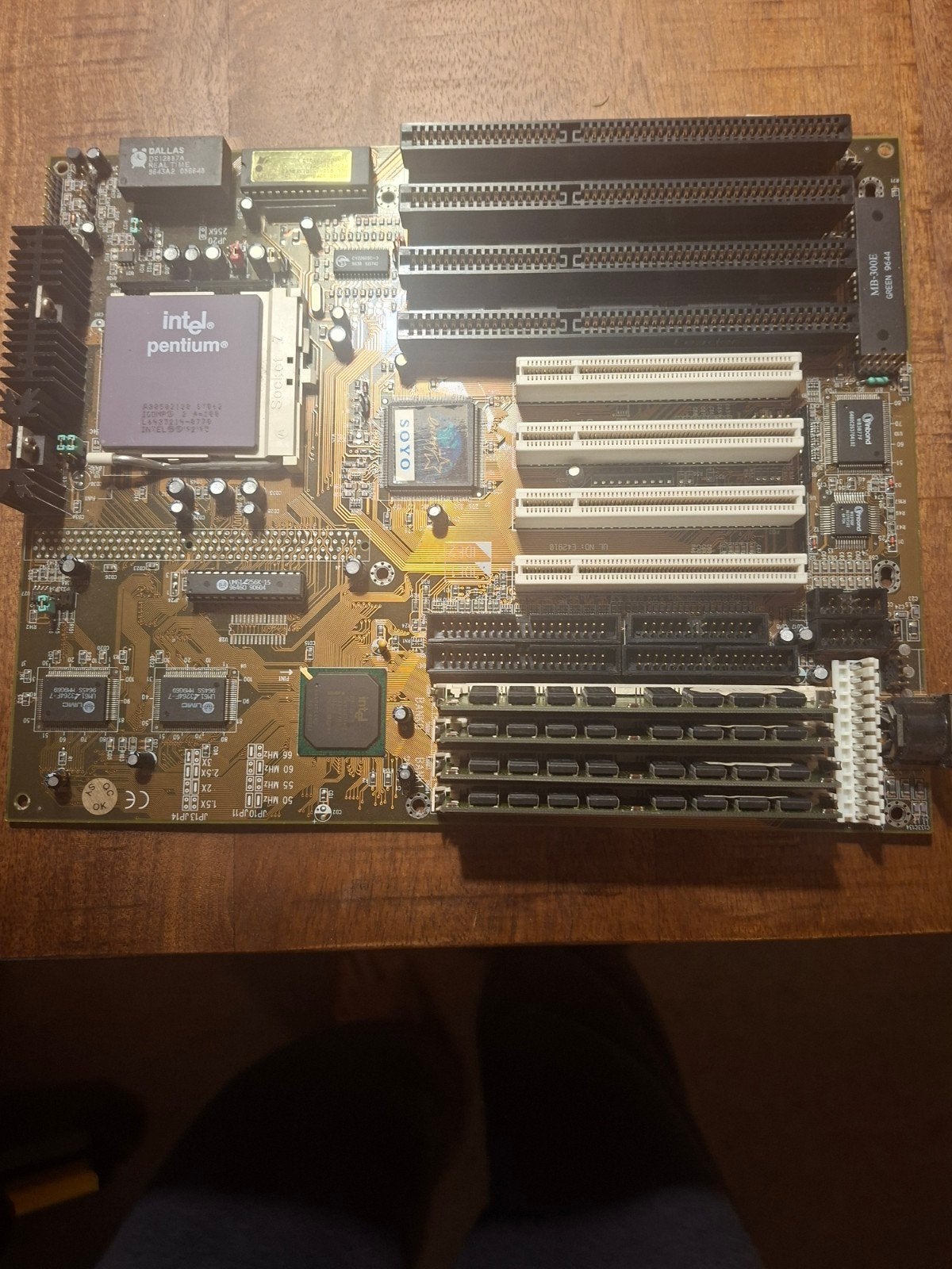Vintage SOYO Moederbord met Intel Pentium Processor, Gebruikt, AT, Ophalen of Verzenden, DDR