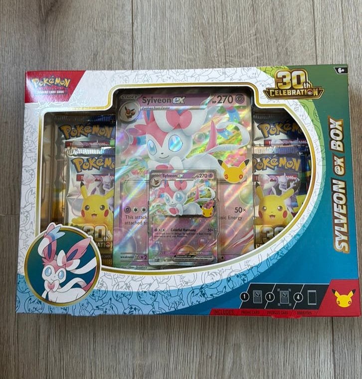 Pokémon TCG: 30th Celebration ex box collection sylvion 30, Ophalen, Nieuw, Boosterbox, Foil