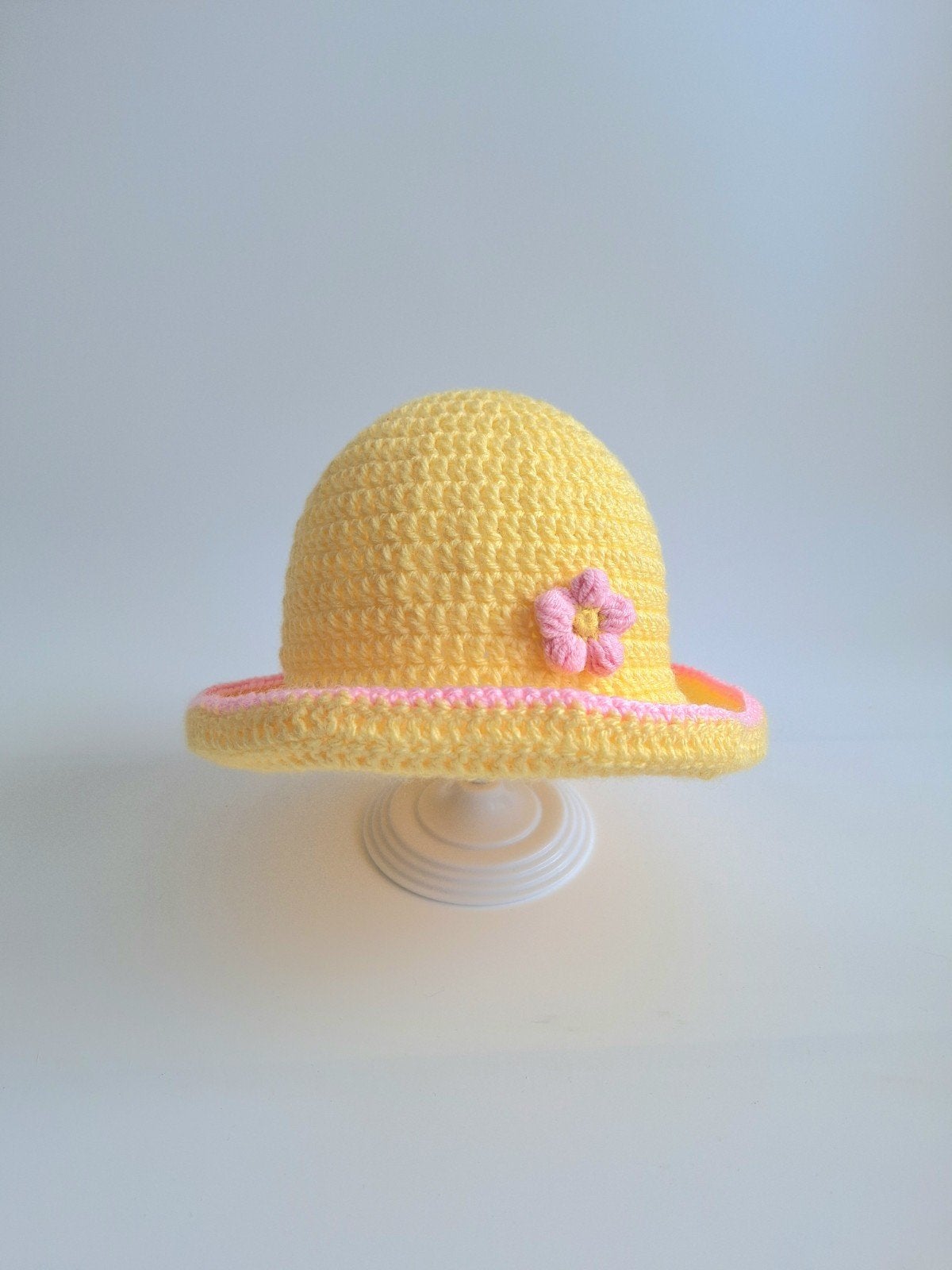 Gehaakt baby hoedje twee-in-een geel en lichtroze, Kinderen en Baby's, Kinderkleding | Petten en Hoeden, Meisje, Hoed, Nieuw, Ophalen of Verzenden