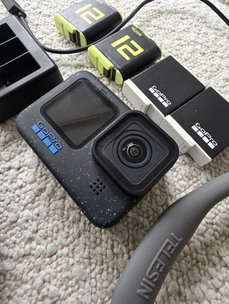 Foto 2 van GoPro Hero 12 Black + 4 accu´s en nekmount