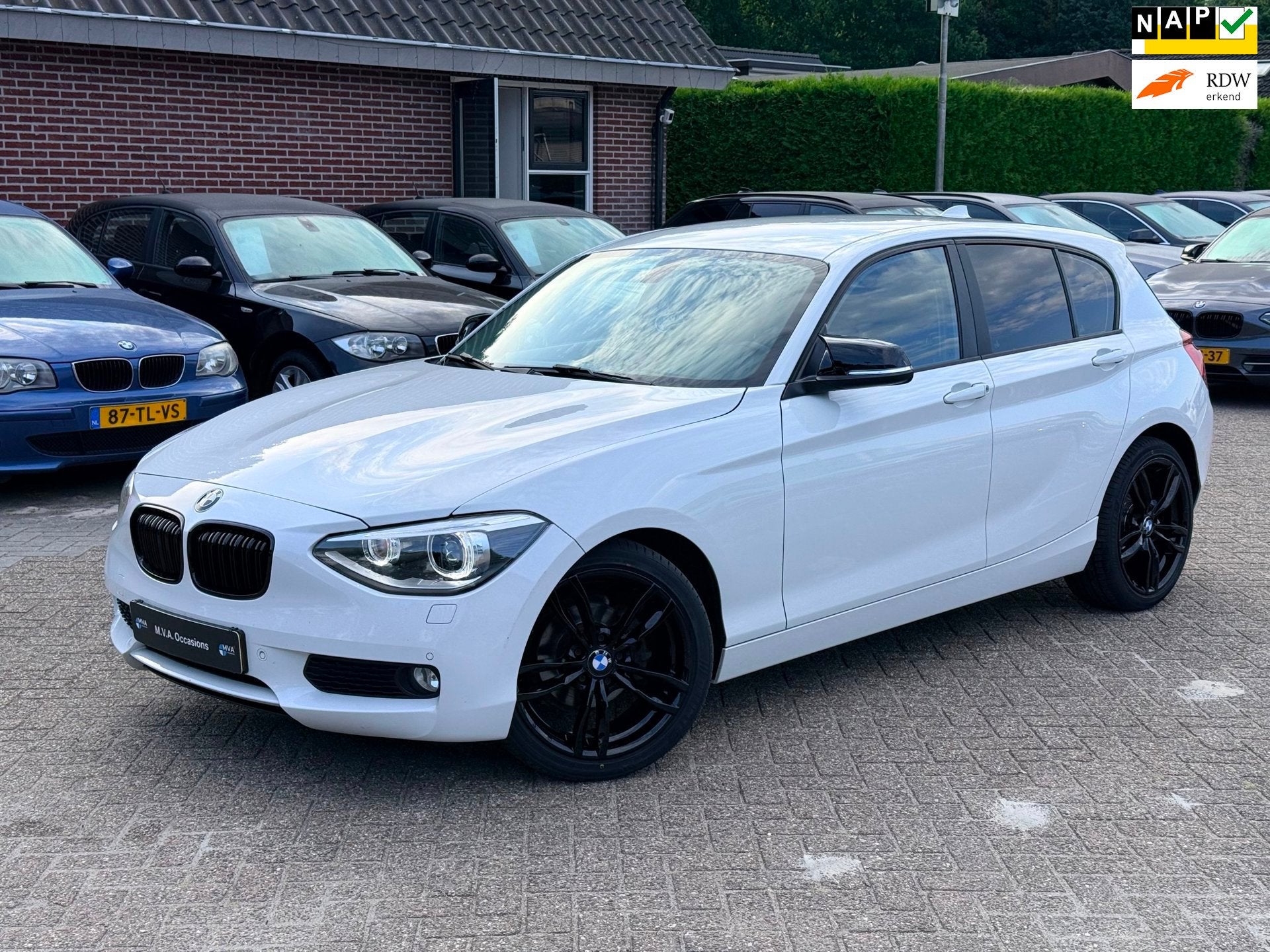 BMW 1-serie 116i Business+ Automaat|Nieuwe Ketting + Klepsea, Auto's, BMW, Euro 5, Gebruikt, Zwart, 4 cilinders