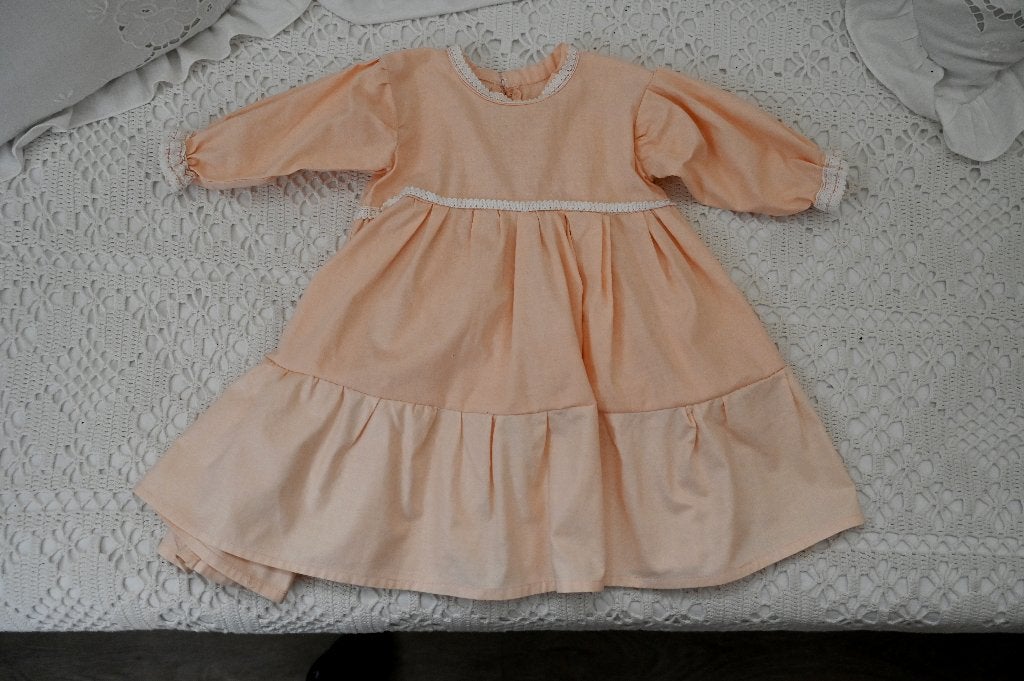 Brocante poppenjurk, Ophalen of Verzenden, Gebruikt, Kleertjes