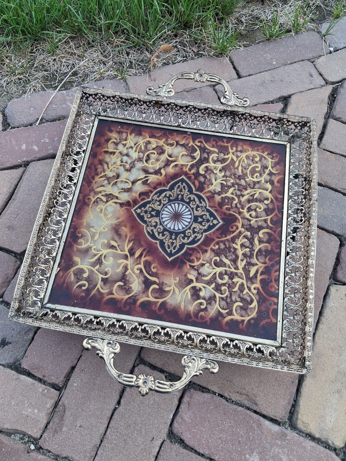 Adore vierkant dienblad met rijk versierde en vergulde rand., Antiek en Kunst, Antiek | Schalen, Ophalen of Verzenden