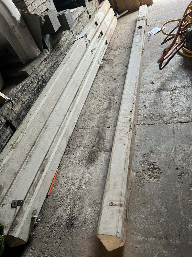 4 betonnen pilaren €20 per stuk, Overige materialen, Minder dan 3 meter, Ophalen of Verzenden, Zo goed als nieuw