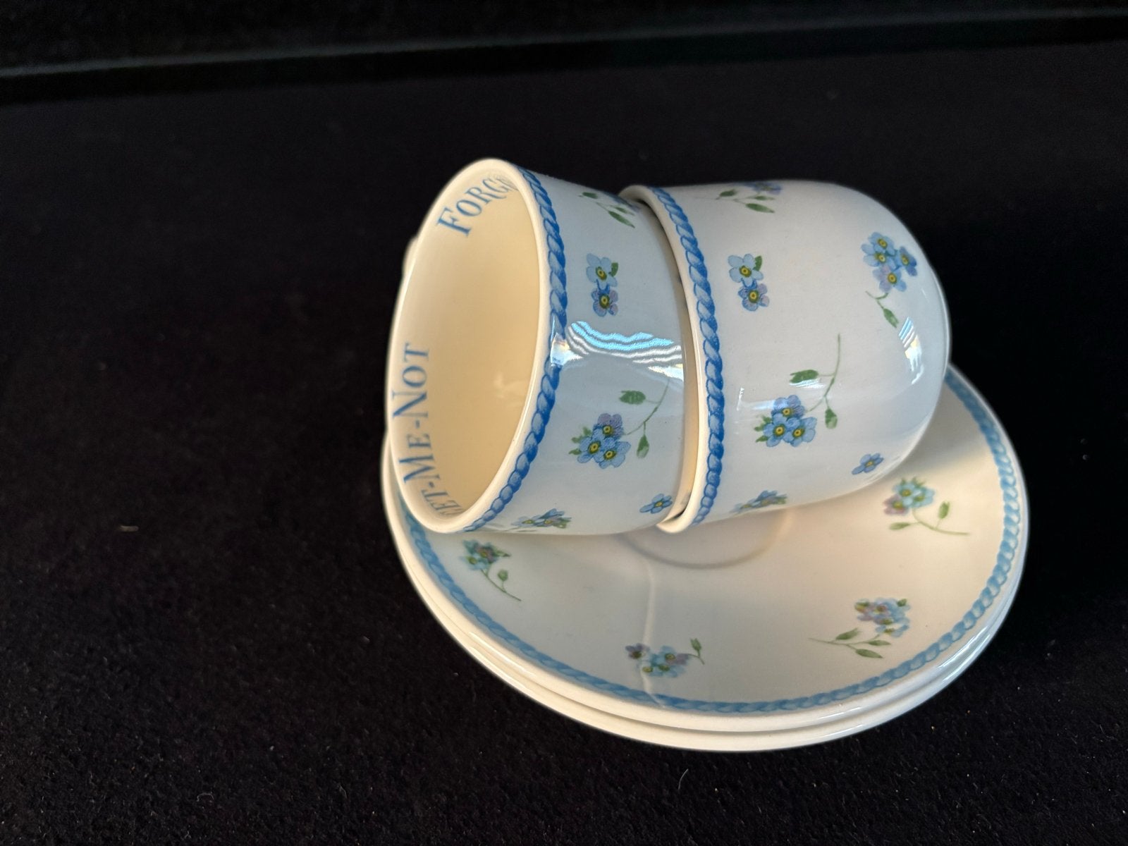 2 Royal Stafford Libelle 'Forget-Me-Not' kop en schotels, Overige merken, Vintage, Ophalen of Verzenden, Zo goed als nieuw