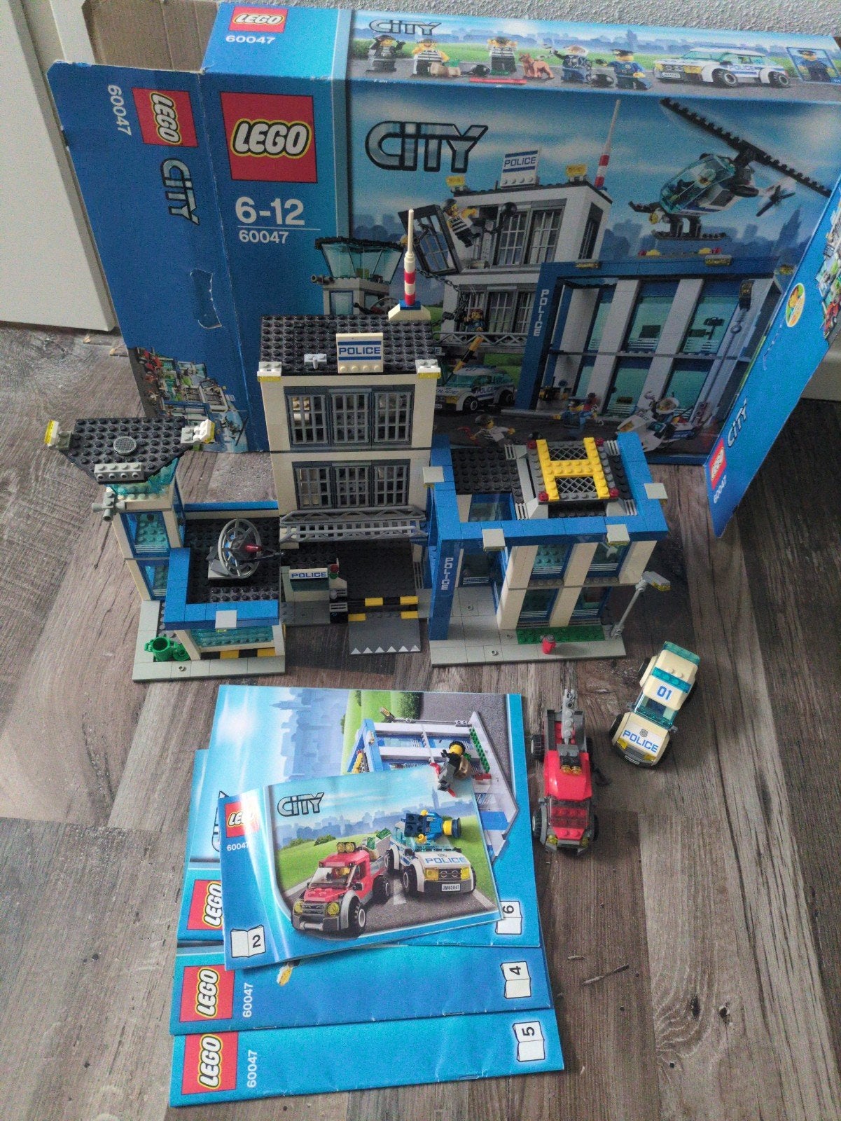 Lego City Politiebureau 60047 compleet met doos en boekjes, Kinderen en Baby's, Lego, Ophalen of Verzenden, Zo goed als nieuw