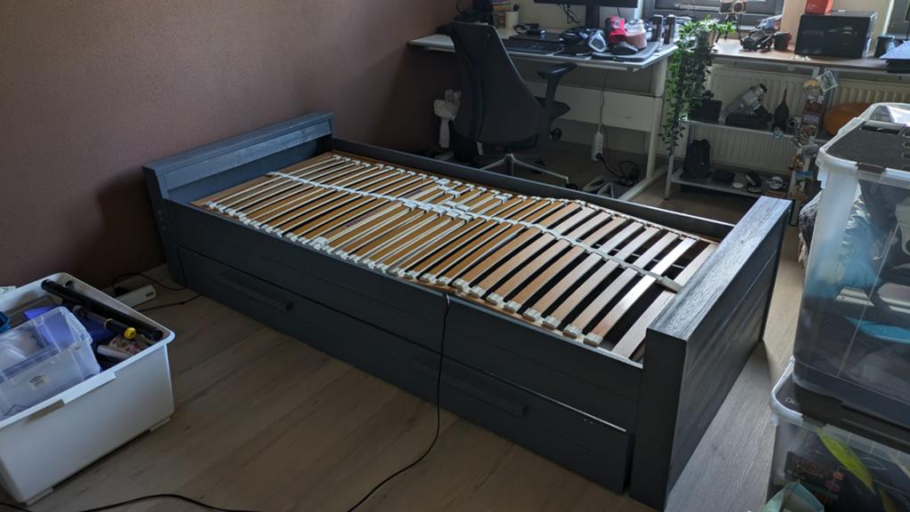 Grijs houten bed met elektrische bodem, Ophalen, Gebruikt, 90 cm, Eenpersoons