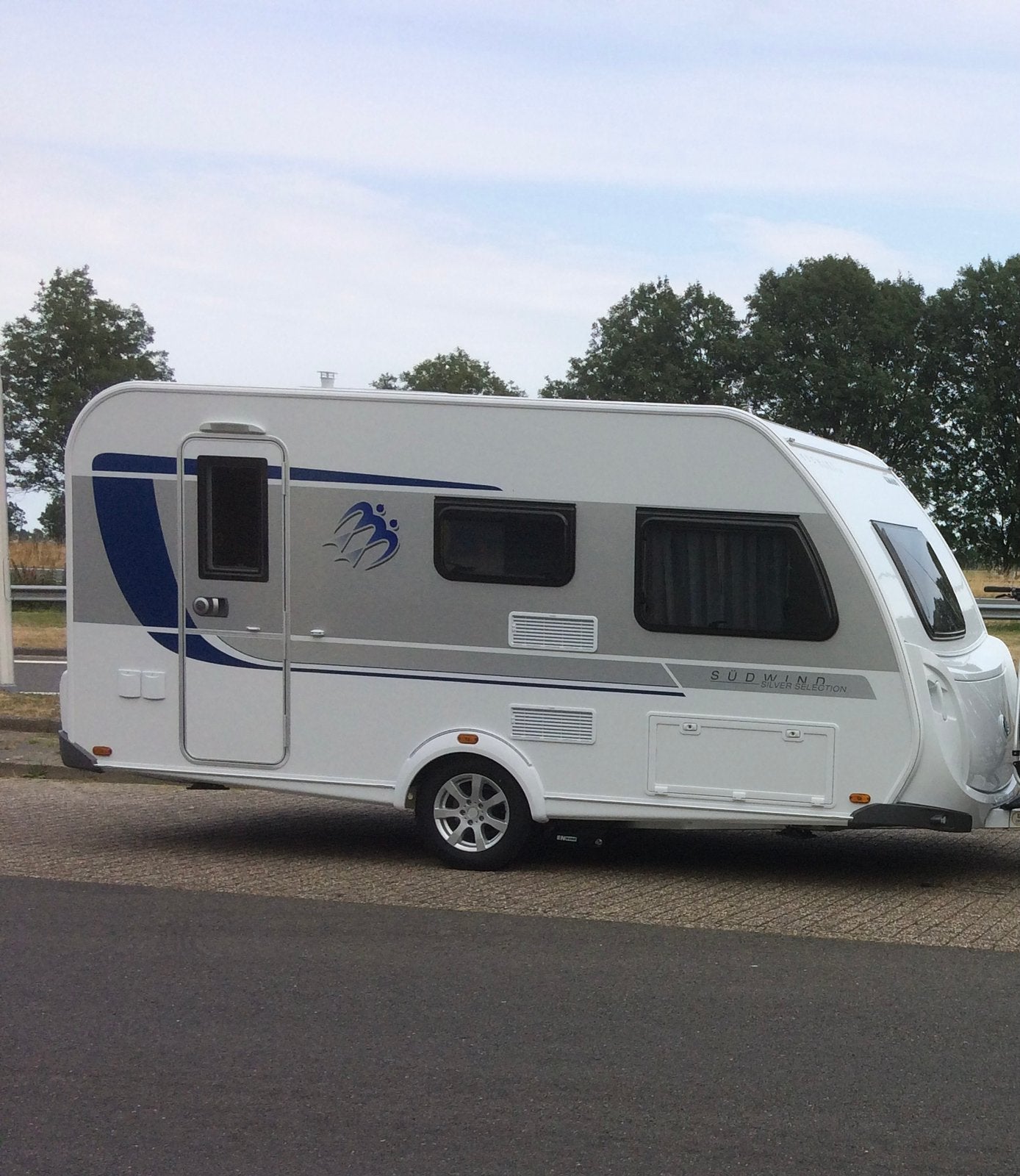 Knaus Südwind 420 QD Silver Selection model 2018, Caravans en Kamperen, Caravans, Particulier, tot en met 3, 1000 - 1250 kg, Treinzit