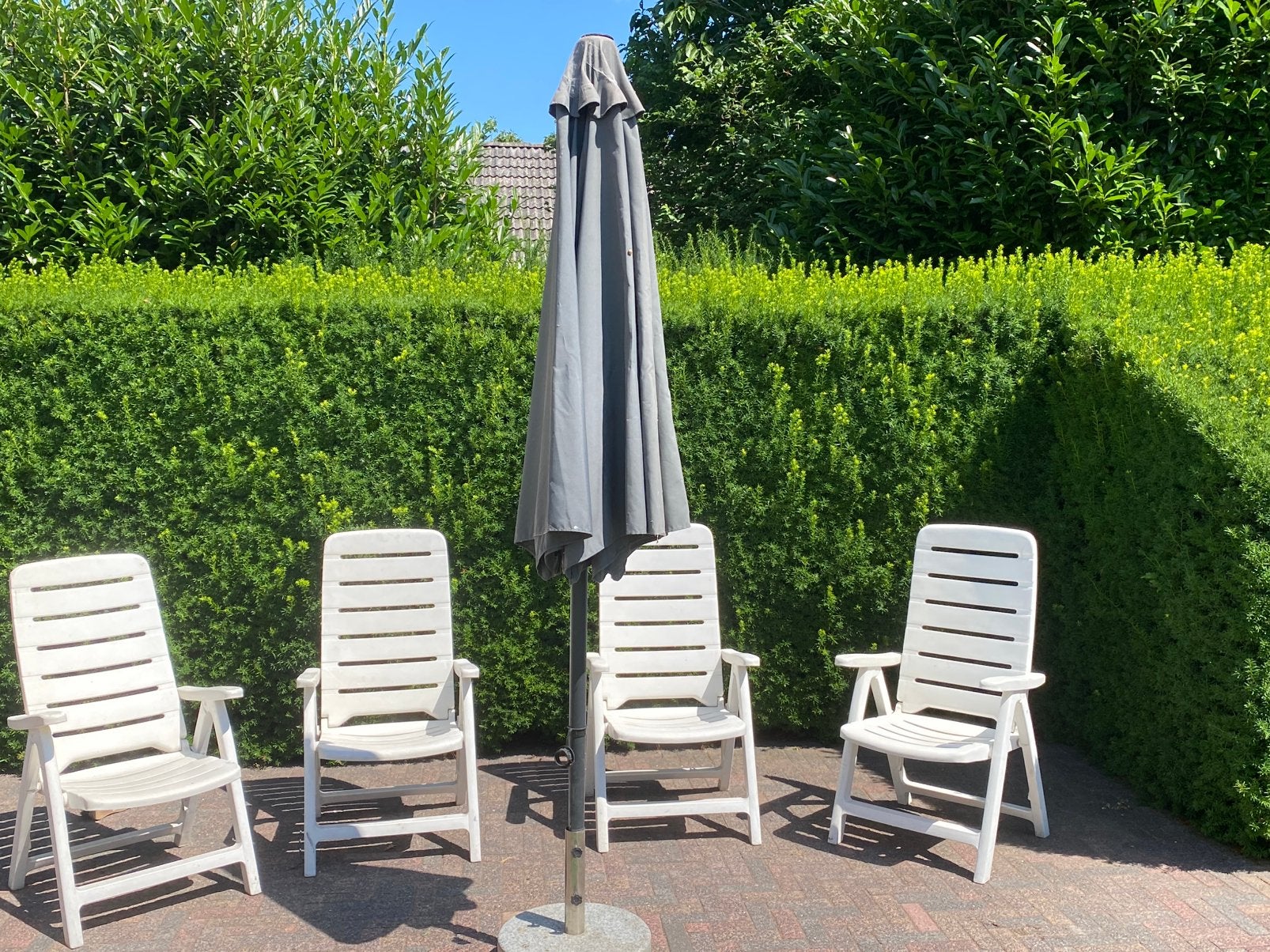 4 witte Hartmann 4-standen stoelen (kunststof) met parasol, Ophalen, Gebruikt, Kunststof
