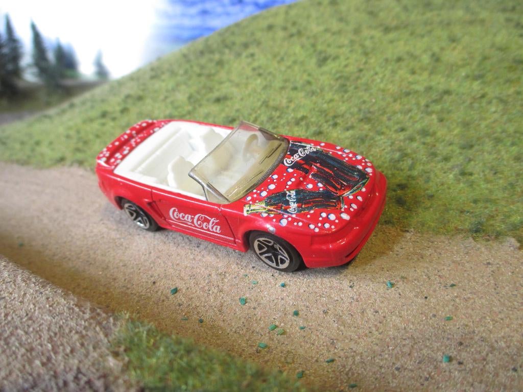 1:61 Ford Mustang Convertible 1999 - MBX Coca Cola, Hobby en Vrije tijd, Modelauto's | Overige schalen, Ophalen of Verzenden, Zo goed als nieuw