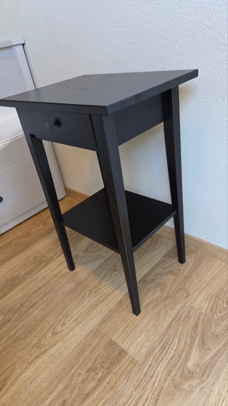 IKEA HEMNES Nachtkastje met lade in zwart bruin, Huis en Inrichting, Ophalen, Minder dan 55 cm, Gebruikt, 60 cm of meer