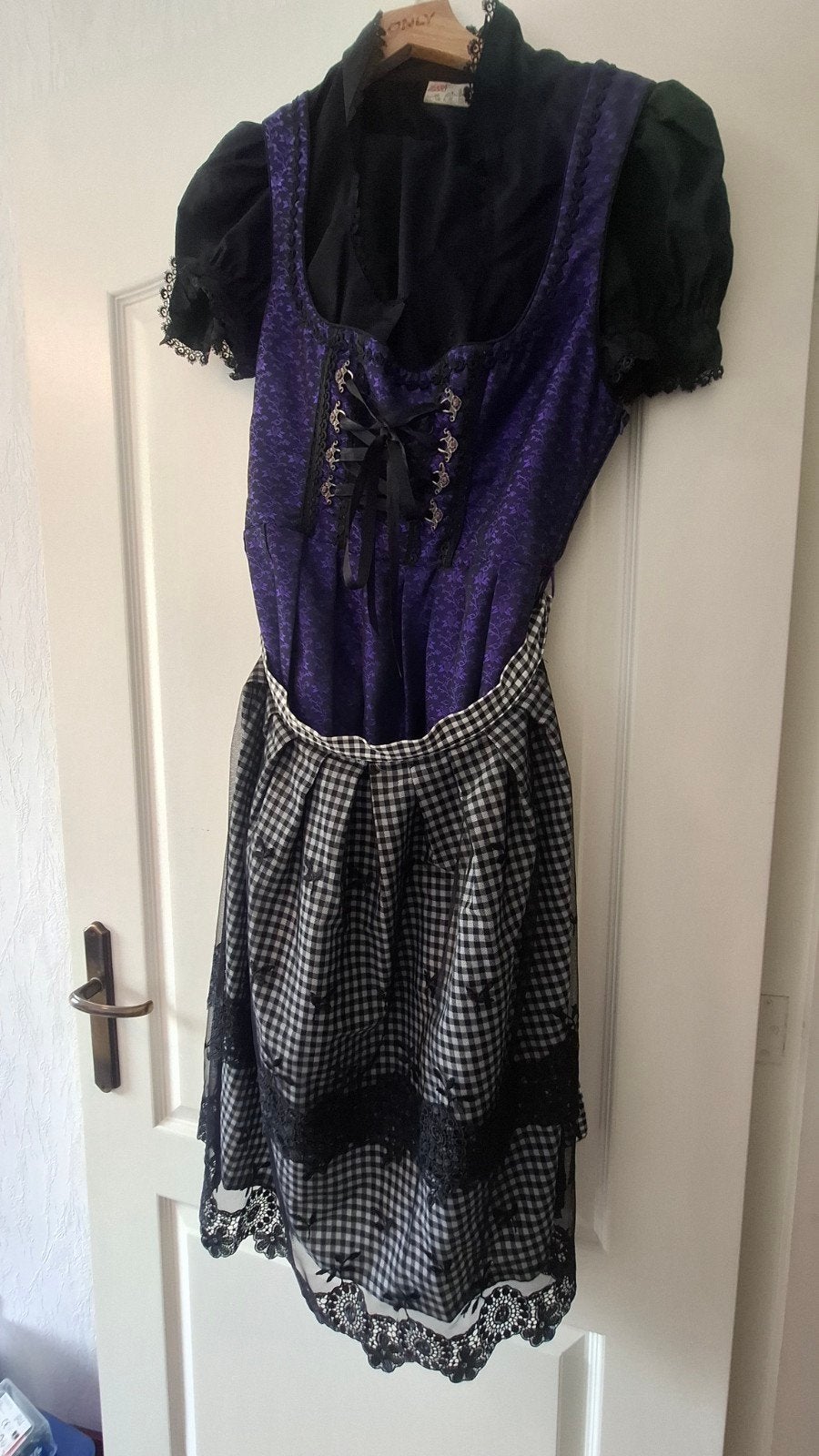 Prachtige paarse dirndl jurk met zwart schort, Paars, Maat 42/44 (L), Ophalen of Verzenden, Zo goed als nieuw