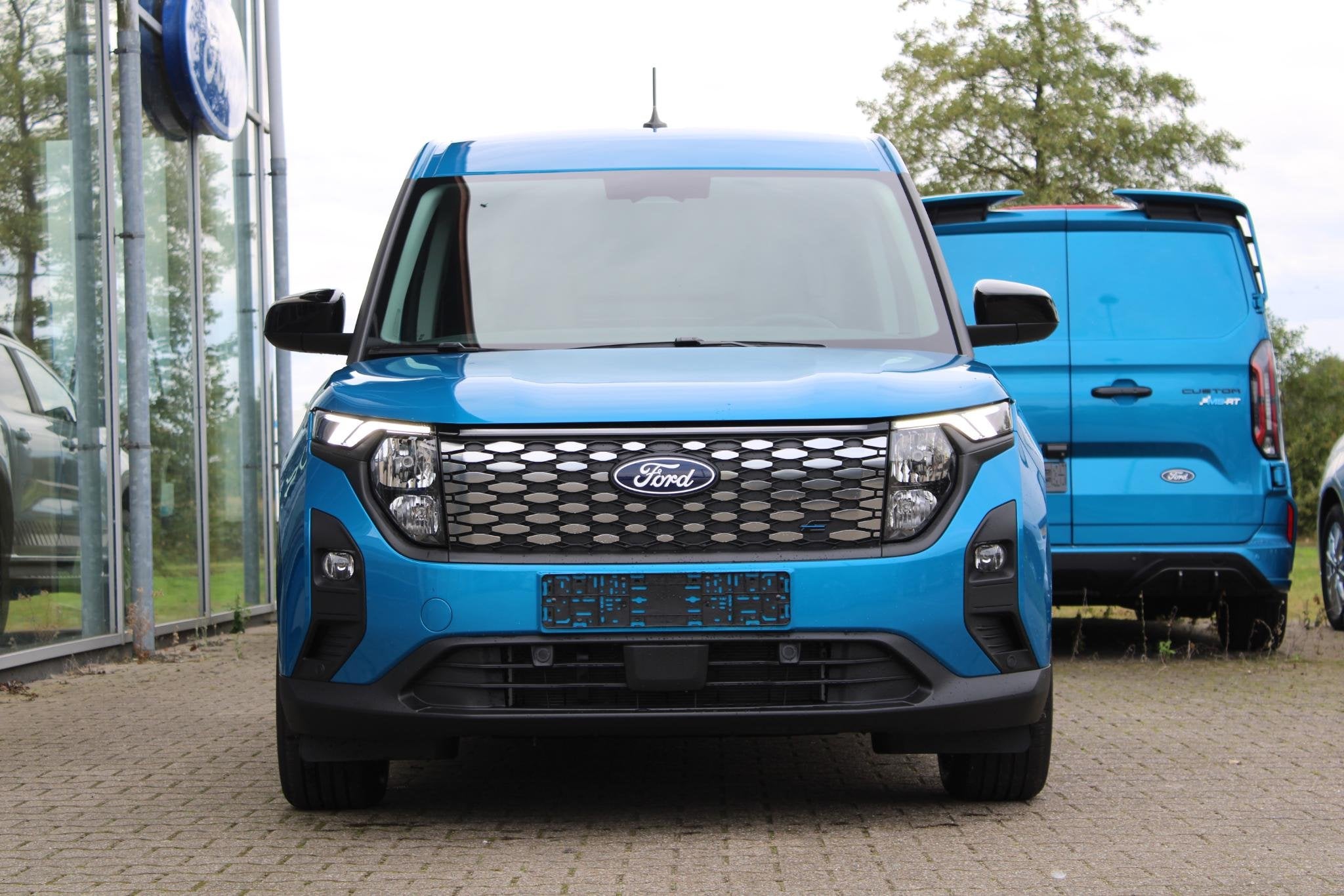 Ford E-Transit Courier Limited 44 kWh 136pk | DEMO | Trekhaa, Auto's, Dealer onderhouden, Blauw, 44 kWh, Origineel Nederlands