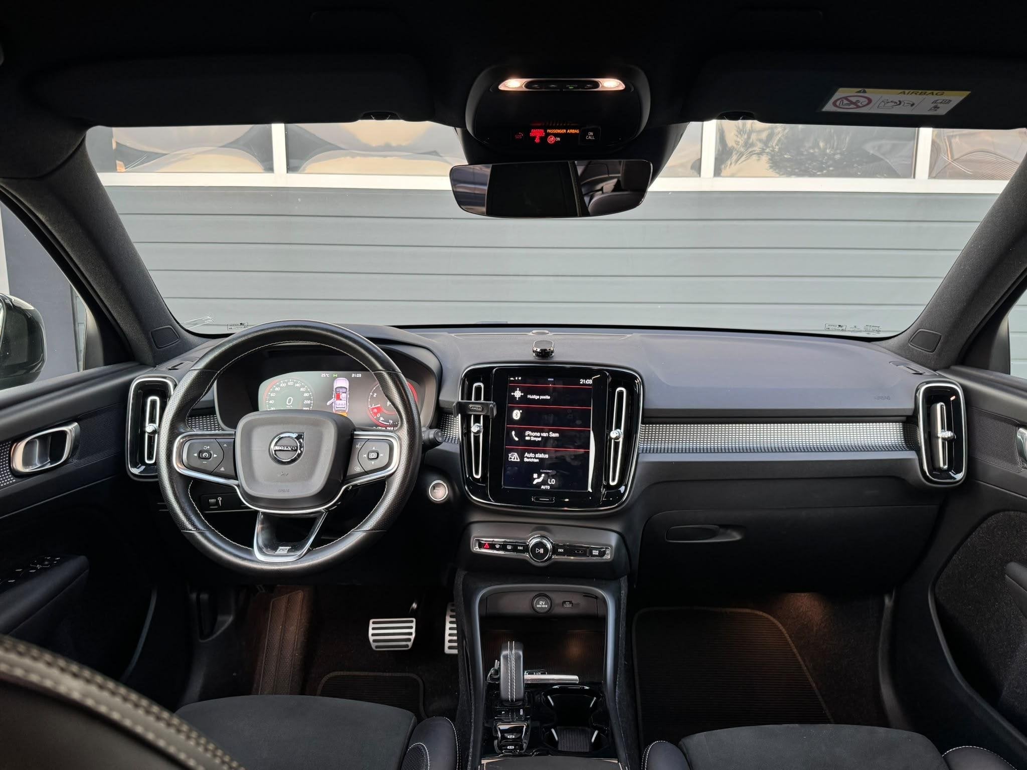 Volvo XC40 2.0 T4 R-Design / Navigatie / Airco Automatisch /, 15 km/l, Euro 6, 1969 cc, Zwart
