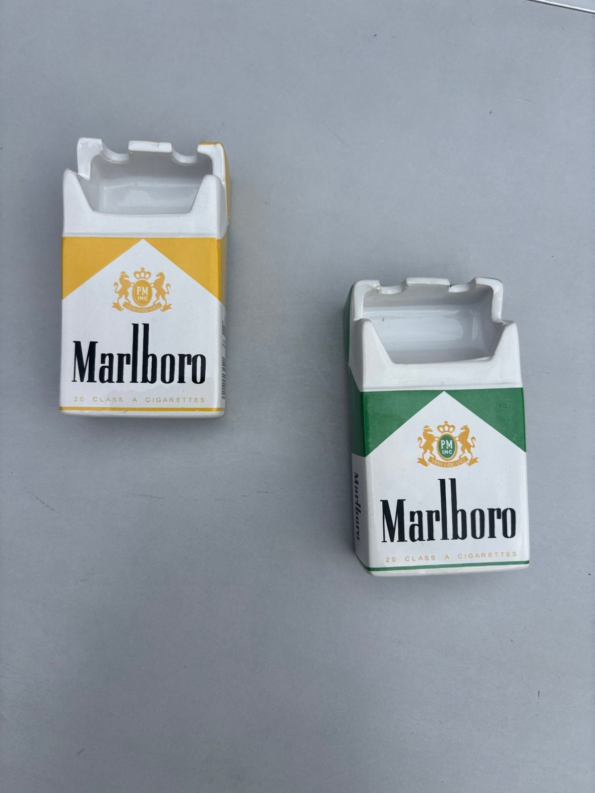 Marlboro asbakken - set van 2 (geel en groen), Ophalen of Verzenden, Zo goed als nieuw, Asbak