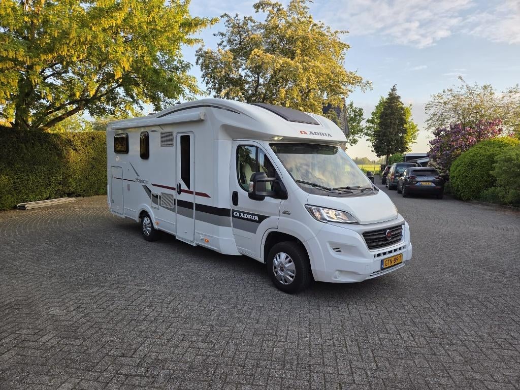 Zeer nette Adria Matrix 670 camper van 2016 met kingsize bed, Caravans en Kamperen, Campers, Fiat, Bedrijf, Adria, 6 tot 7 meter