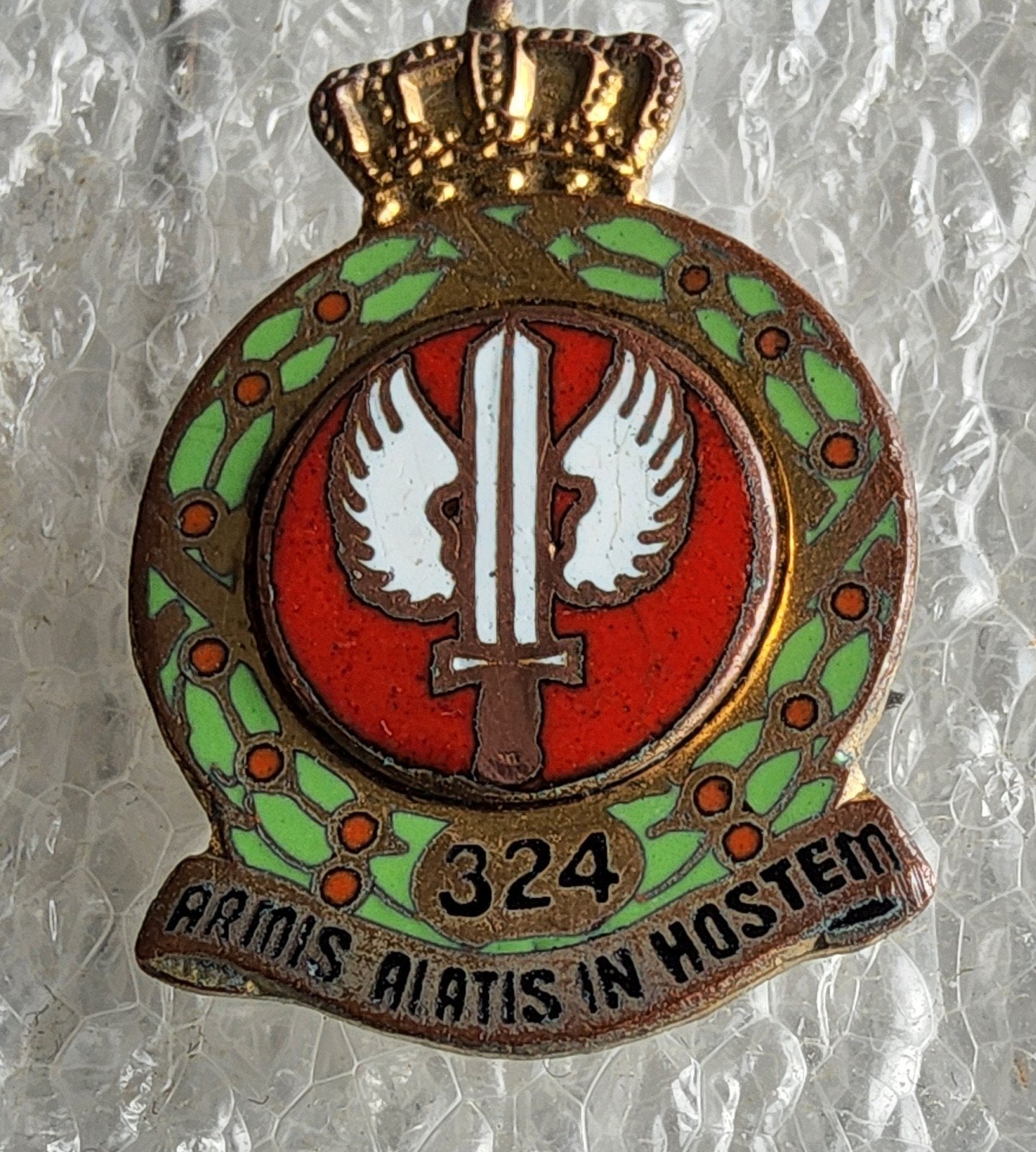 Emaille Speldje 324 Squadron KLu - Armis Alatis in Hostem, Ophalen of Verzenden, Gebruikt, Overige onderwerpen, Speldje of Pin