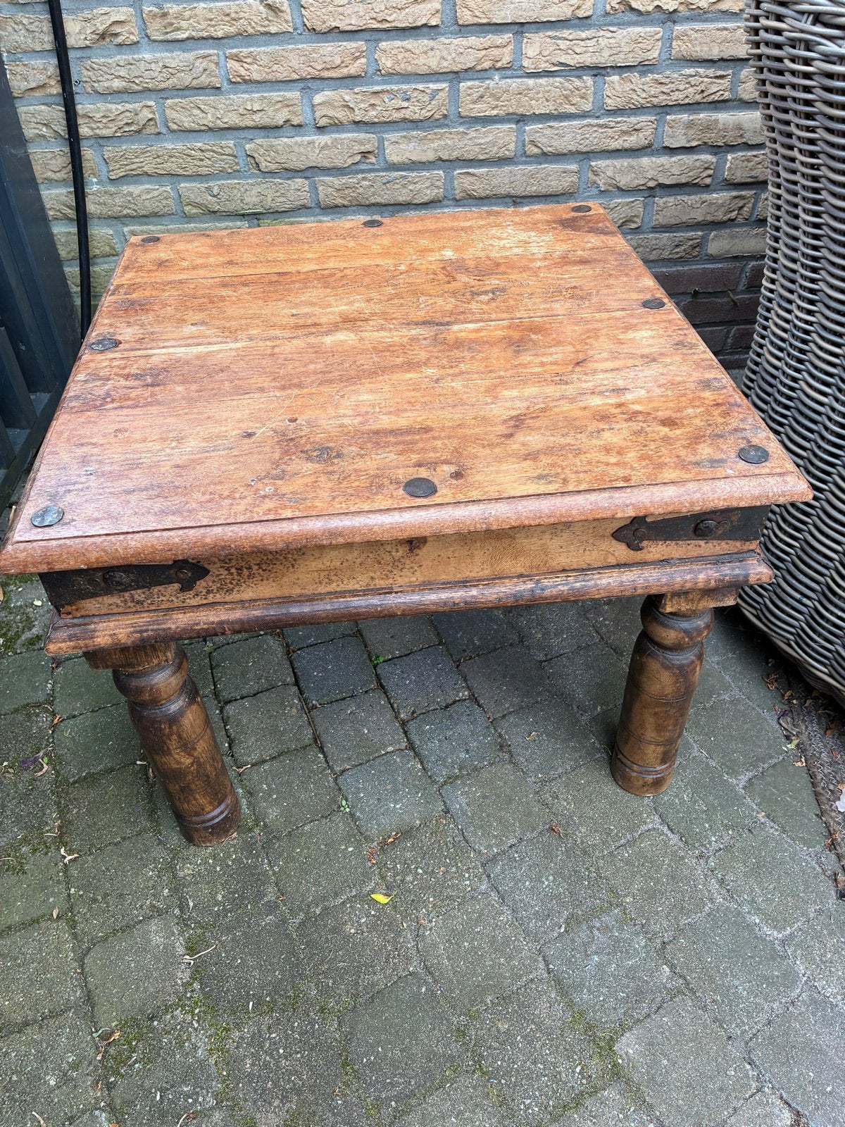 Oosterse houten salontafel met metalen accenten, Antiek en Kunst, Ophalen