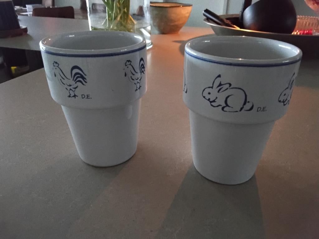 2 melkbekers van Douwe Egberts, Ophalen of Verzenden, Overige stijlen, Kop(pen) en/of Schotel(s)