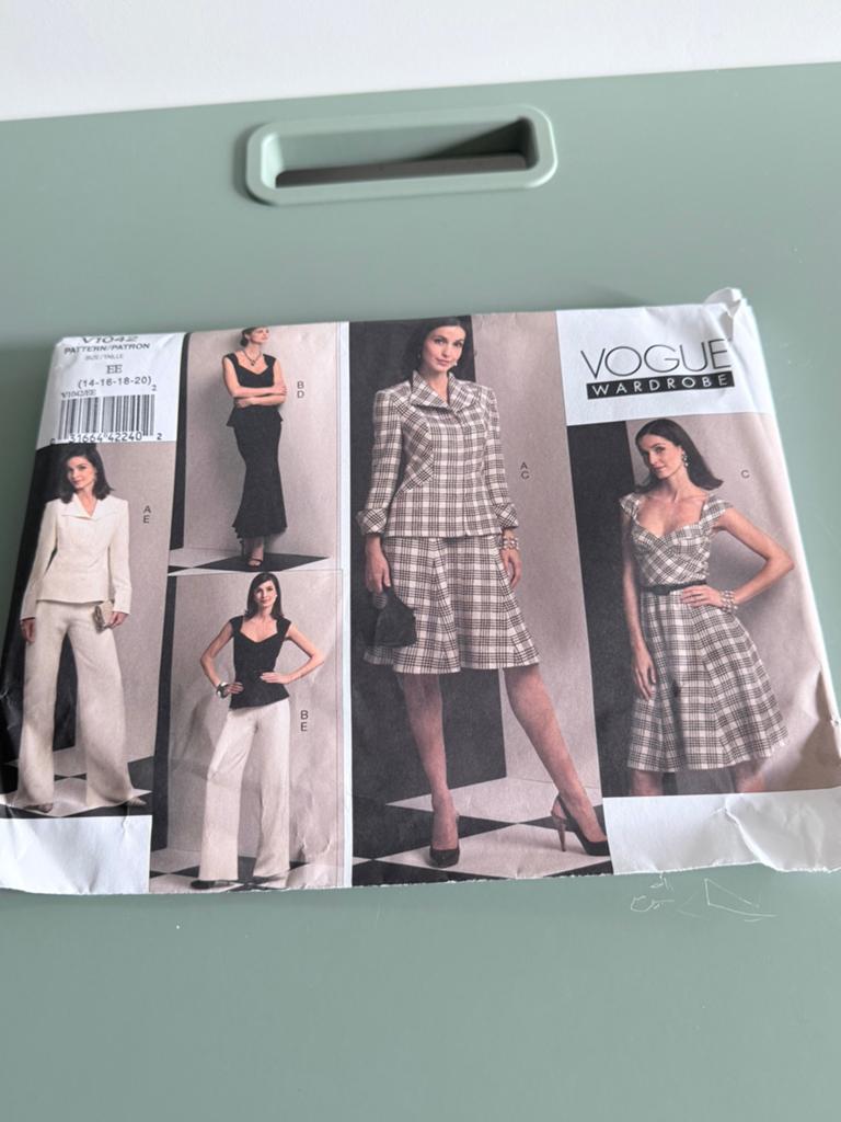 Vogue  V1042 patronen jasje top jurk rok broek 14 16 18 20, Ophalen of Verzenden, Nieuw, Vrouw, Overige merken