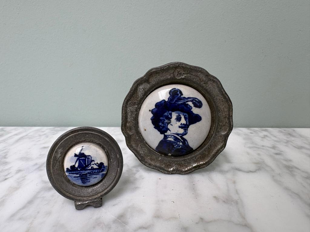 Set van 2 antieke tinnen miniatuurlijstjes met Delfts blauw, Ophalen of Verzenden